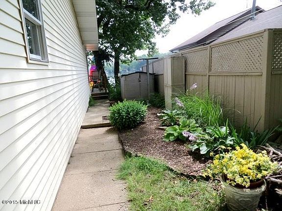 3rd image of 11395 Oak Dr