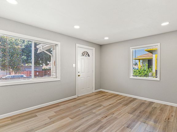4th image of 10824 Apricot St