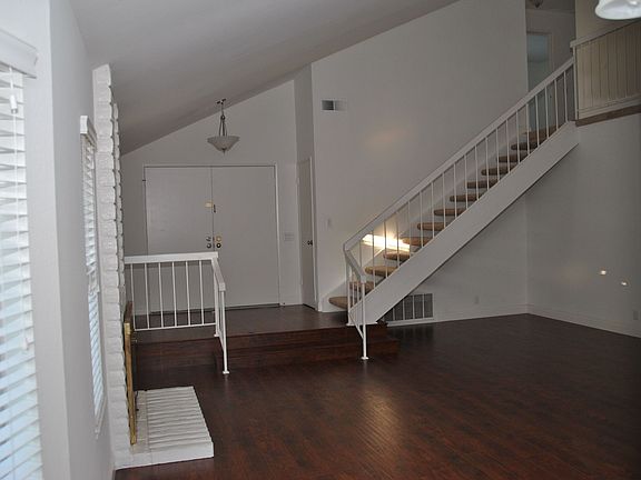Living Room/Entry