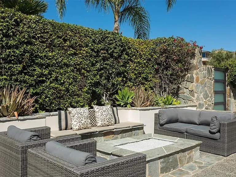 1326 Skyline Dr — Photo 3