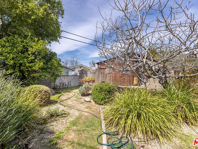 1561 Hazelwood Ave — Photo 14