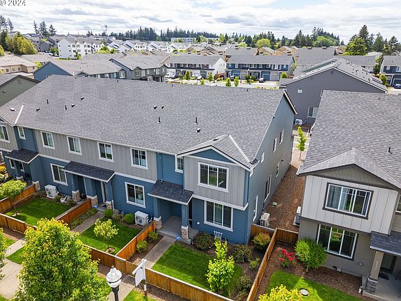 3rd image of 2216 NE Four Seasons Ln