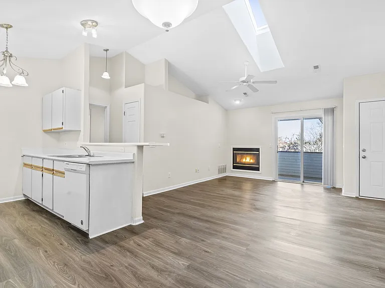 Oasis Apartments — Photo 17