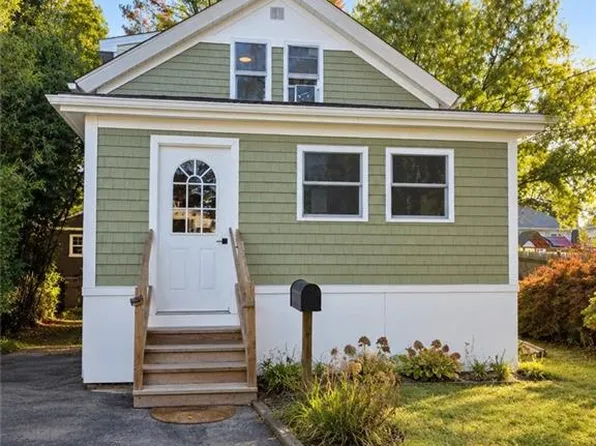 16 Ash Ave, Cranston, RI 02910
