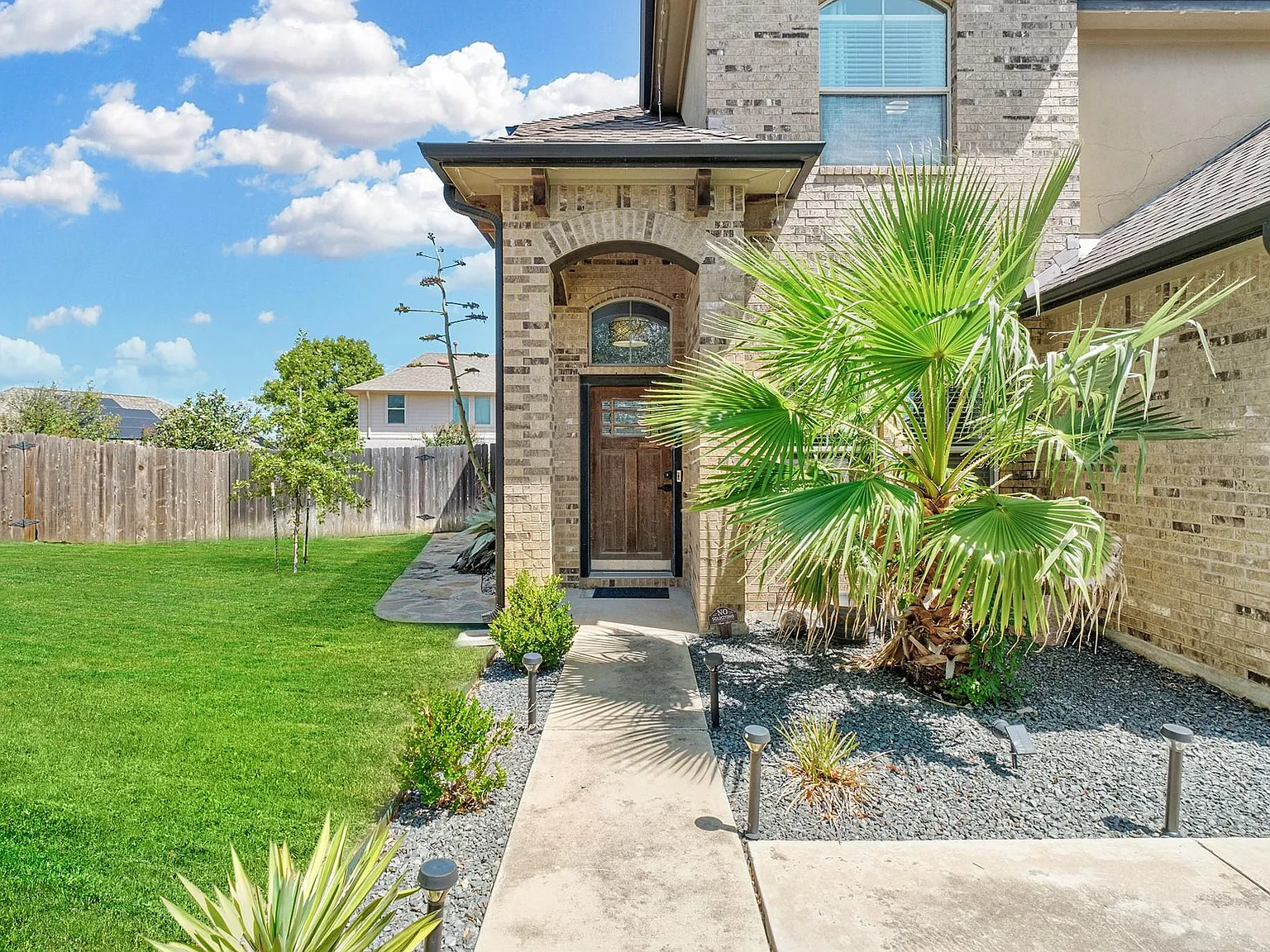 3 bed, 2.5 bath, 2010 sqft, $2,600 — Photo 4