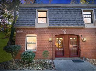 422 Country View Ct, Pittsburgh, PA 15205