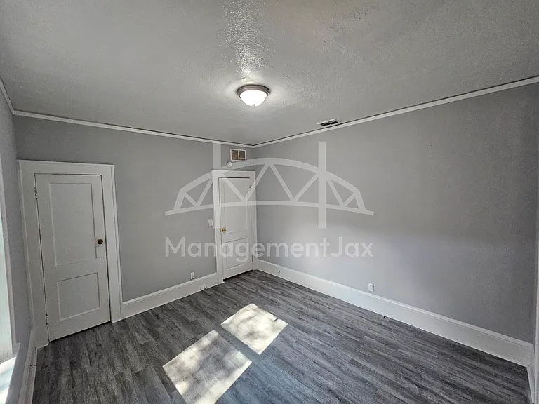 528 W 25th St — Photo 9