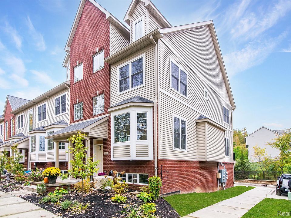 1st image of 589 Village Ln