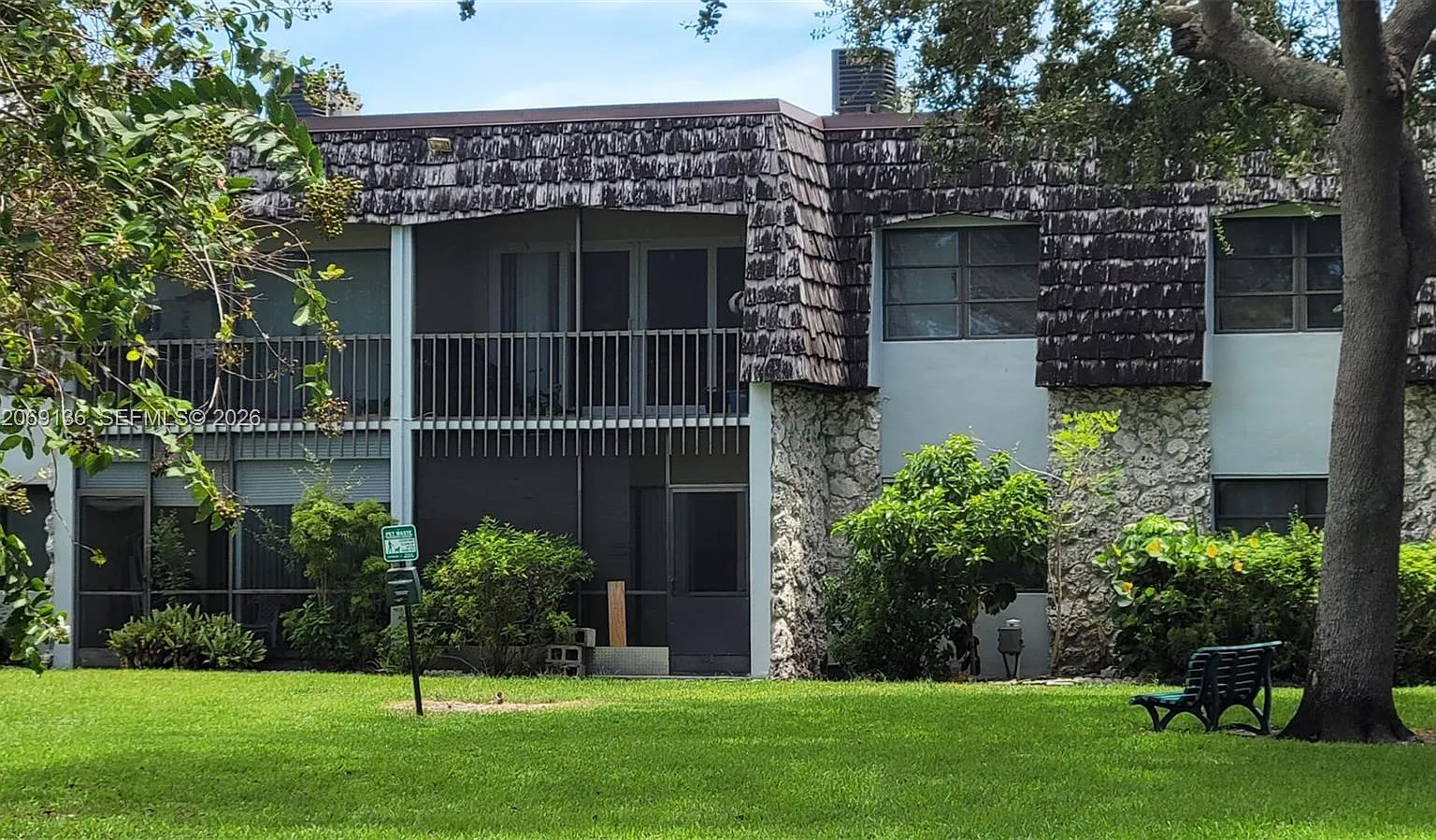 Oakland Shores Condominiu — Photo 1