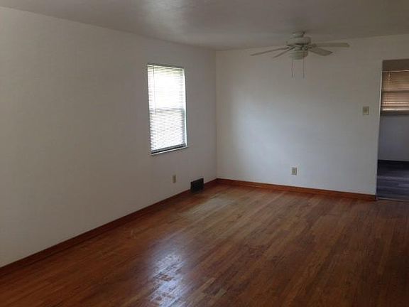 Large living room (~ 21 x 11)
