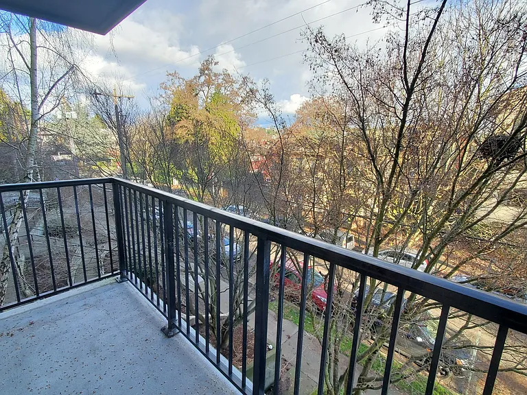 411 10th Ave — Photo 23