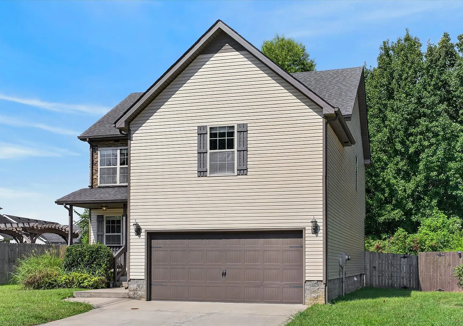 Pet Friendly Three Bedroom with Bonus! — Photo 2