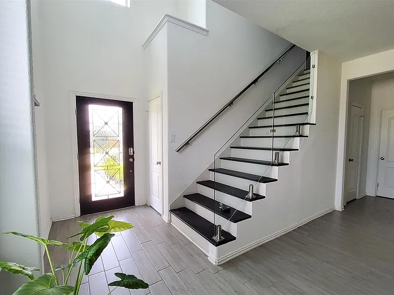 31206 Conover Dr — Photo 2
