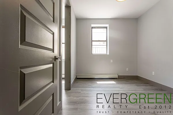 Rented by Evergreen Apartments BK | media 11