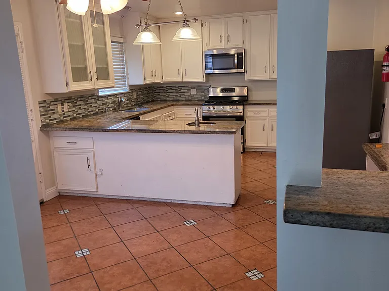 2620 W Arbor Vitae St — Photo 4