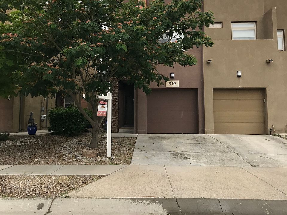 Front yard w/2 Car Garage