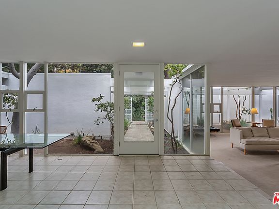 3rd image of 2315 San Ysidro Dr
