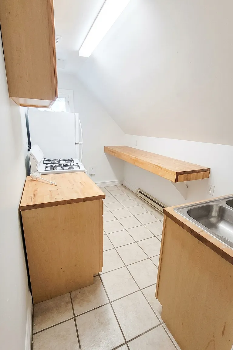 3 bed, 900 sqft, $1,895 — Photo 3