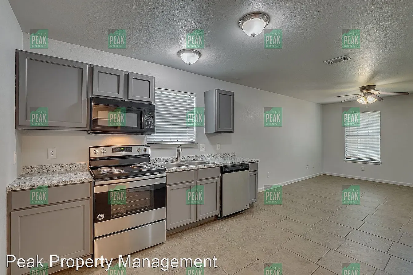 2 bed, 1.5 bath, 780 sqft, $1,300 — Photo 4