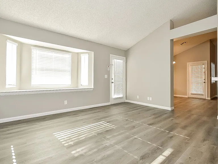 3316 Sturbridge Cir — Photo 6