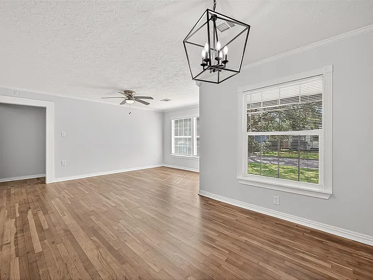 714 E Humble St — Photo 5