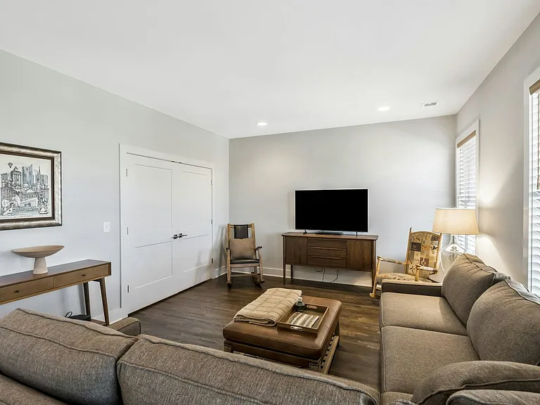 2318 Batavia St — Photo 17
