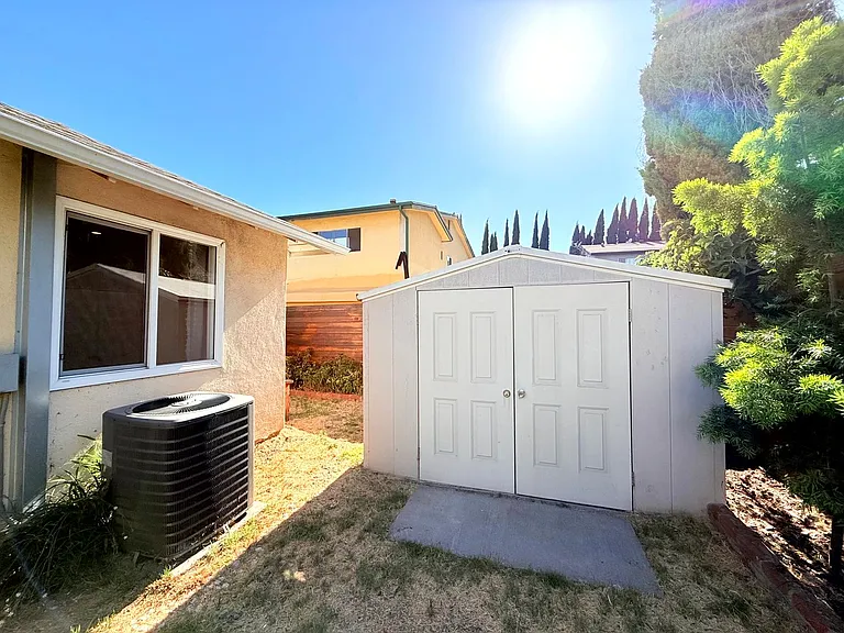 4447 Lockwood Ave — Photo 36