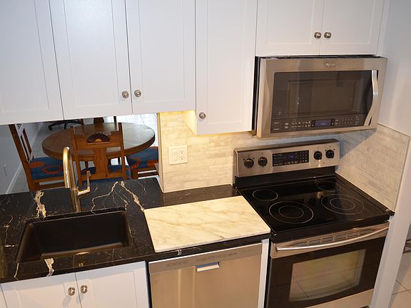 4th image of 5280 Las Verdes Circle #121