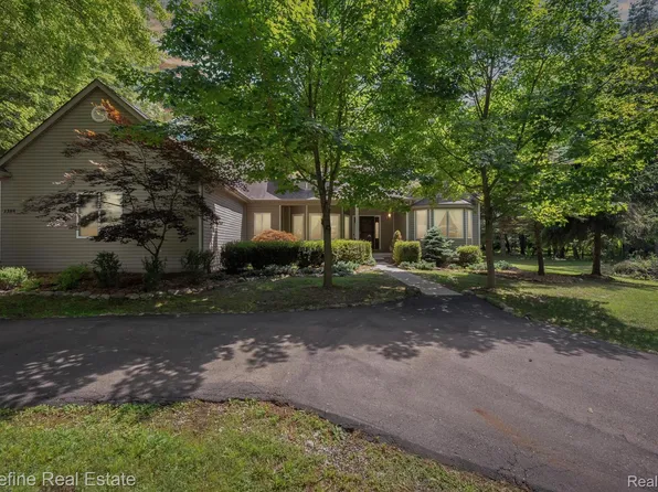 1388 Pine Grove Ln, Milford, MI 48381