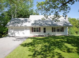 122 Glenowen Dr, Hartland, WI