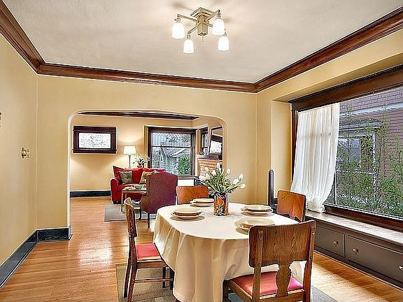 A built-in window seat covers the length of the room.