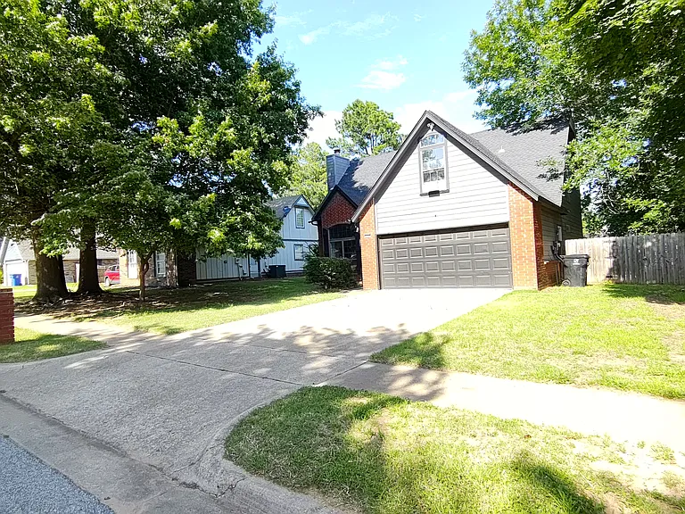 5005 S Poplar Ave — Photo 2