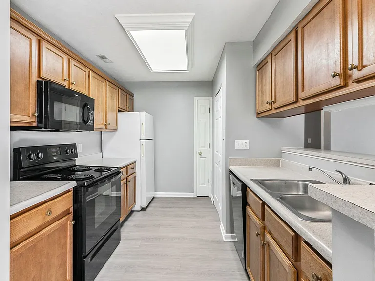 2303 N Broadway St — Photo 28