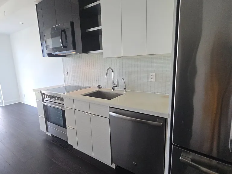 33 Shore Breeze Dr #405 — Photo 2