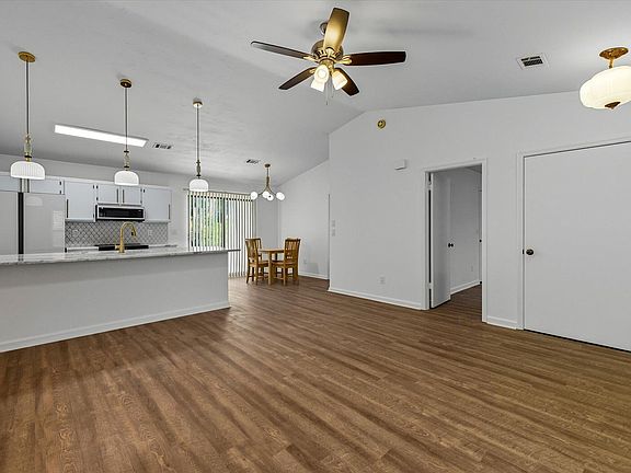 4th image of 160 Dawn Lauren Ln