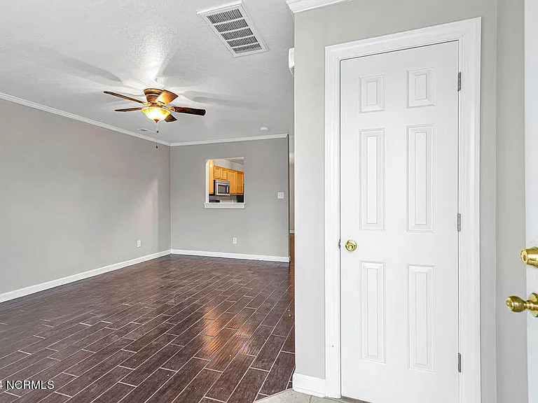 300 Streamwood Dr — Photo 3