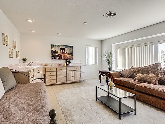 5th image of 401 Estella Ave