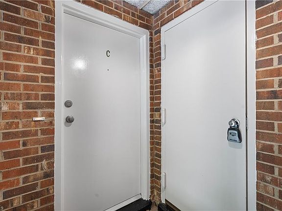 2nd image of 1 Fountain View Cir APT C