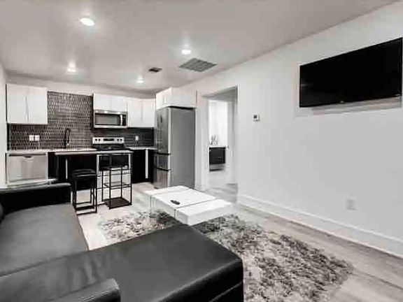 2nd image of 1414 Bennett Ave #208