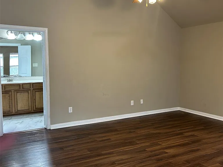 2148 Walnut Square Dr — Photo 11