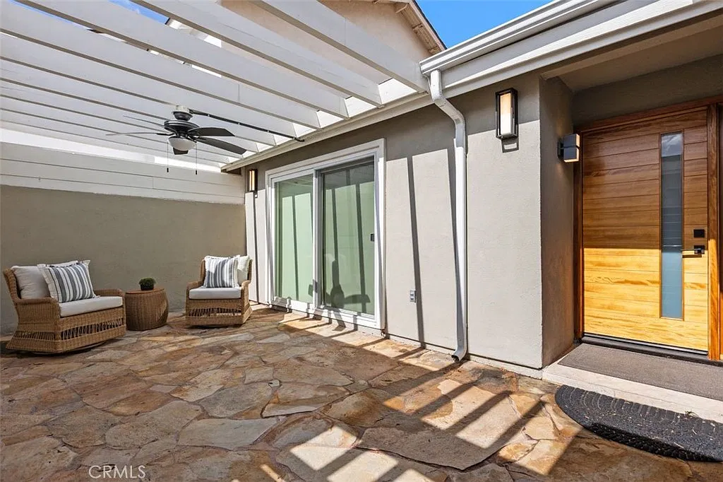 2 bed, 1276 sqft, $4,300 — Photo 1