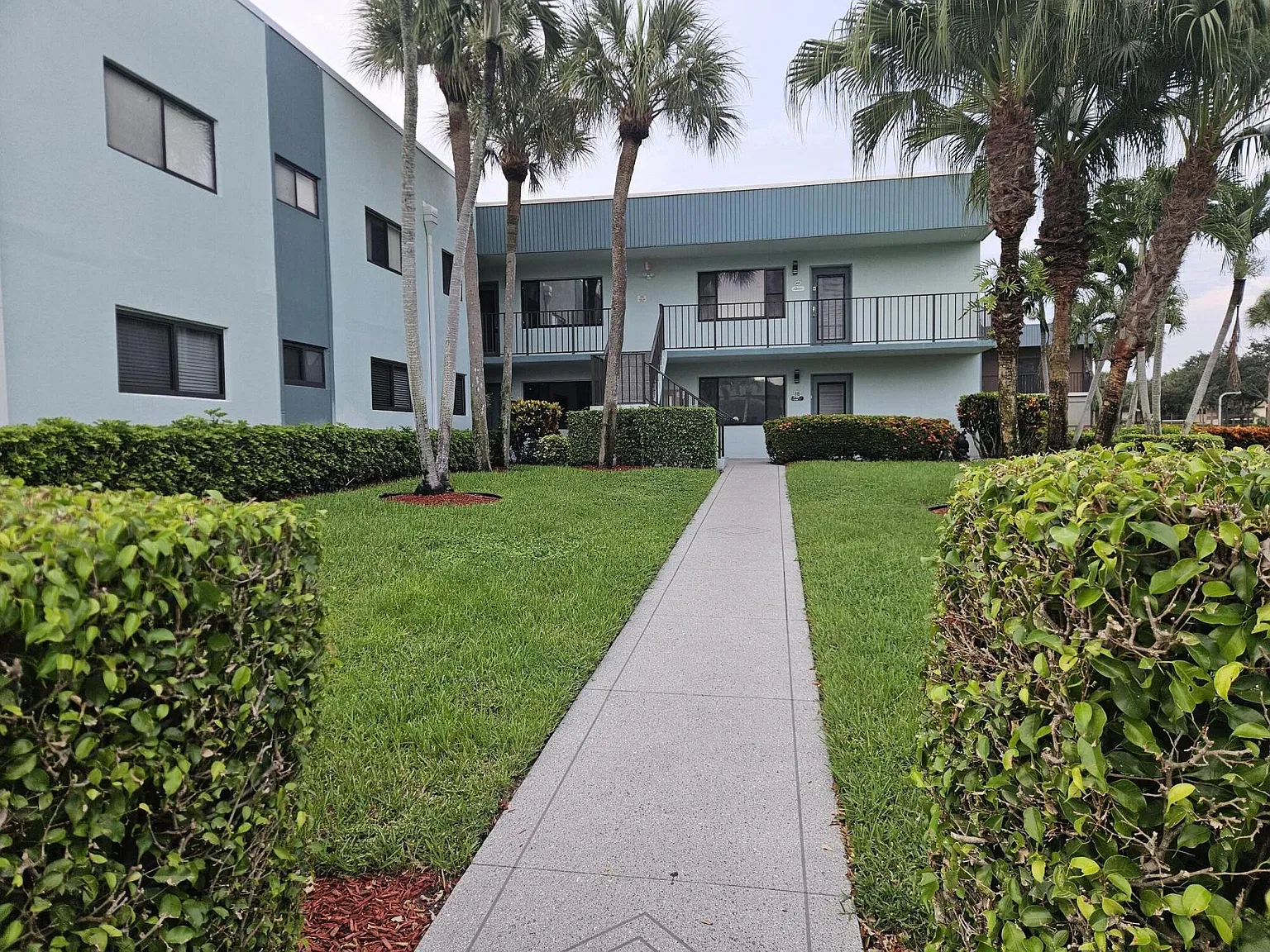 2 bed, 2.0 bath, 900 sqft, $2,200 — Photo 2