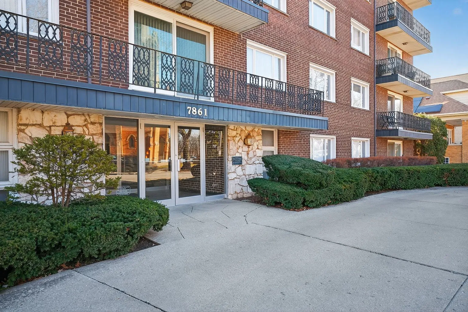 7861 Niles Center Rd APT 201 photo 1