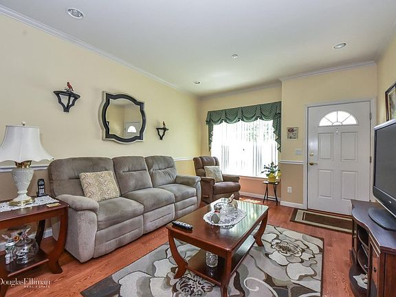 3rd image of 432 Autumn Dr