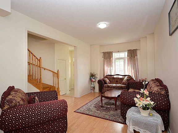 3rd image of 105 Aylesbury Dr