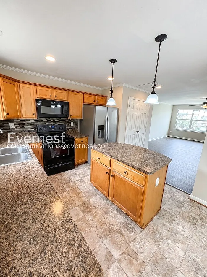 4 bed, 4.0 bath, 1824 sqft, $2,295 — Photo 3