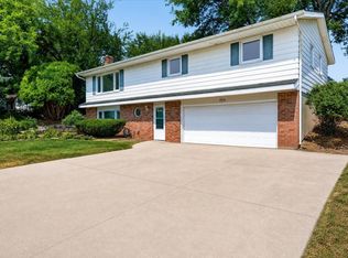 924 Buena Vista Dr, Sun Prairie, WI 53590
