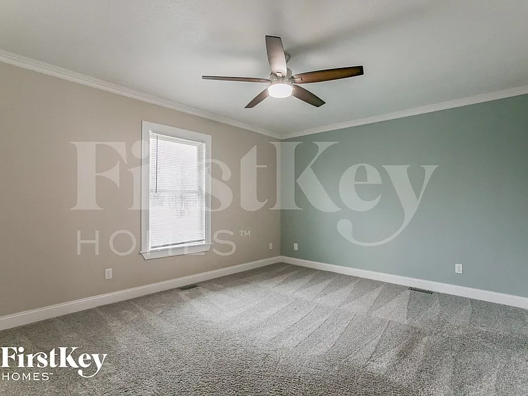 810 York Dr — Photo 8