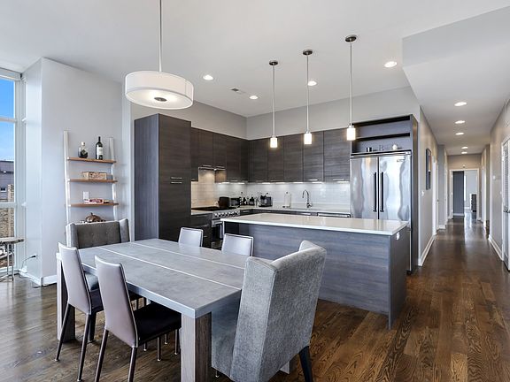 5th image of 1611 N Hermitage Ave #401