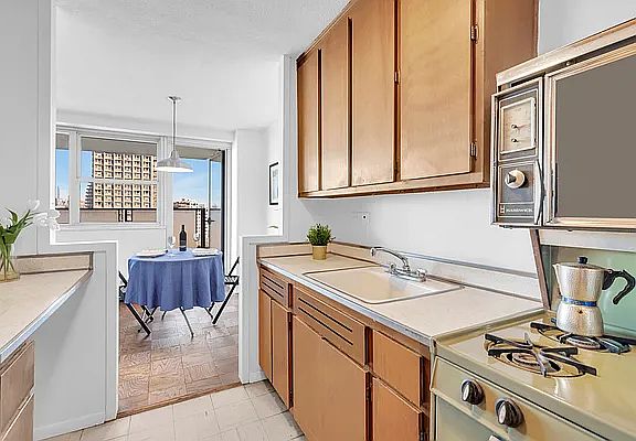 4th image of 75 Henry St APT 10D